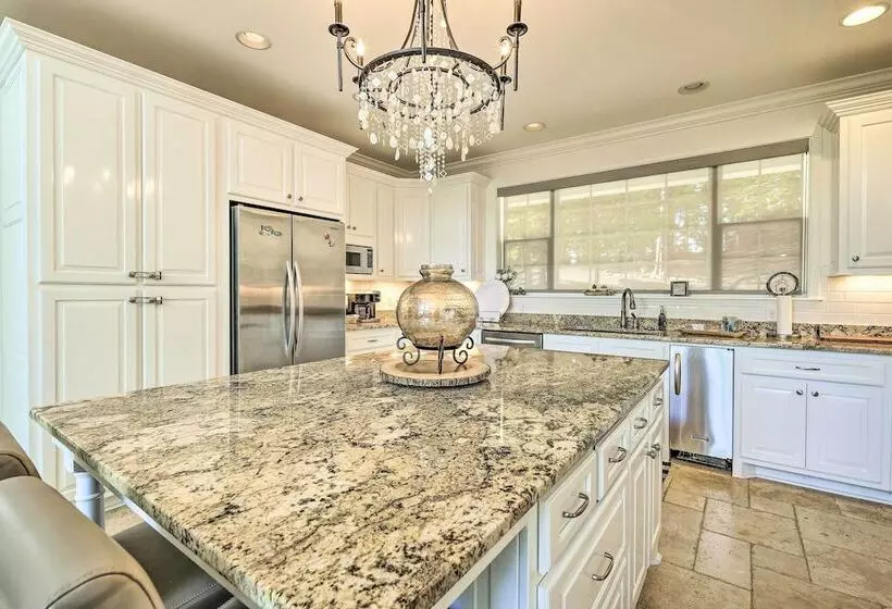 Luxurious Waterfront Home On Pickwick Lake!