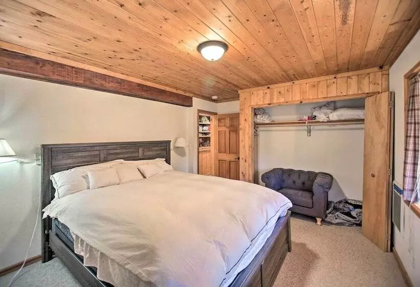 Peaceful & Idyllic Forest Cabin W/ Pool Table