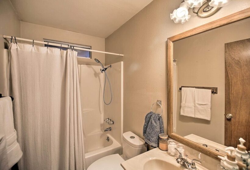 Peaceful & Idyllic Forest Cabin W/ Pool Table