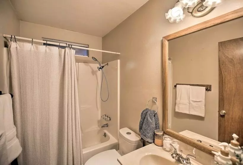 Peaceful & Idyllic Forest Cabin W/ Pool Table