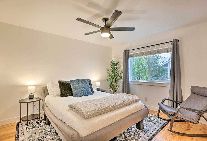 Pet Friendly Bend Home W/ Hot Tub & Patio!