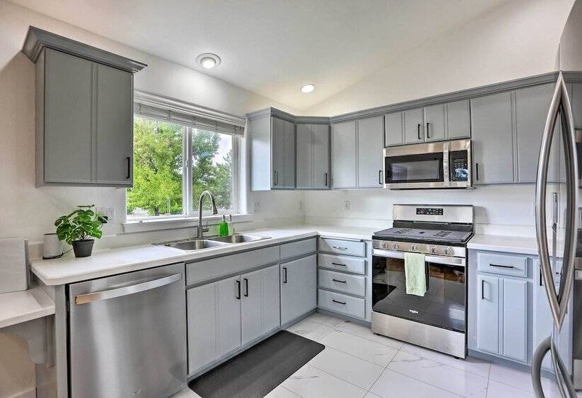 Pet Friendly Bend Home W/ Hot Tub & Patio!