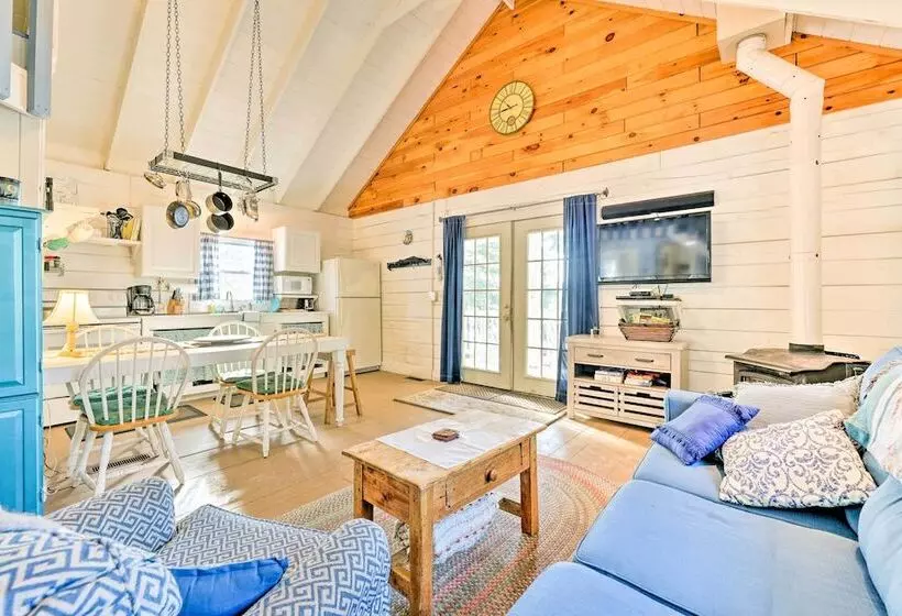 Private Lake Access & Canoes: Pennsylvania Cottage