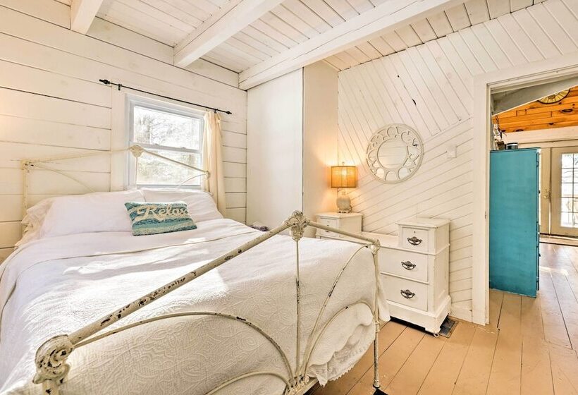 Private Lake Access & Canoes: Pennsylvania Cottage