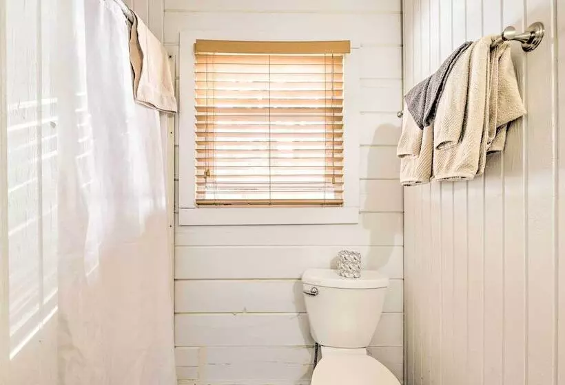 Private Lake Access & Canoes: Pennsylvania Cottage