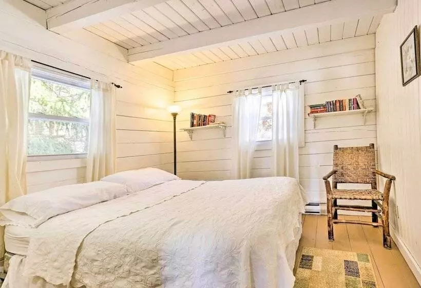 Private Lake Access & Canoes: Pennsylvania Cottage