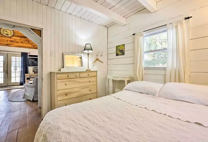 Private Lake Access & Canoes: Pennsylvania Cottage