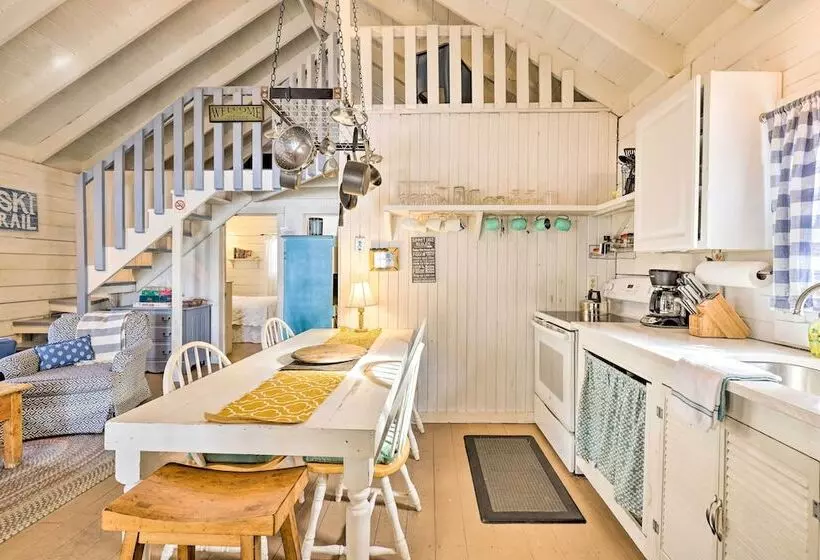 Private Lake Access & Canoes: Pennsylvania Cottage