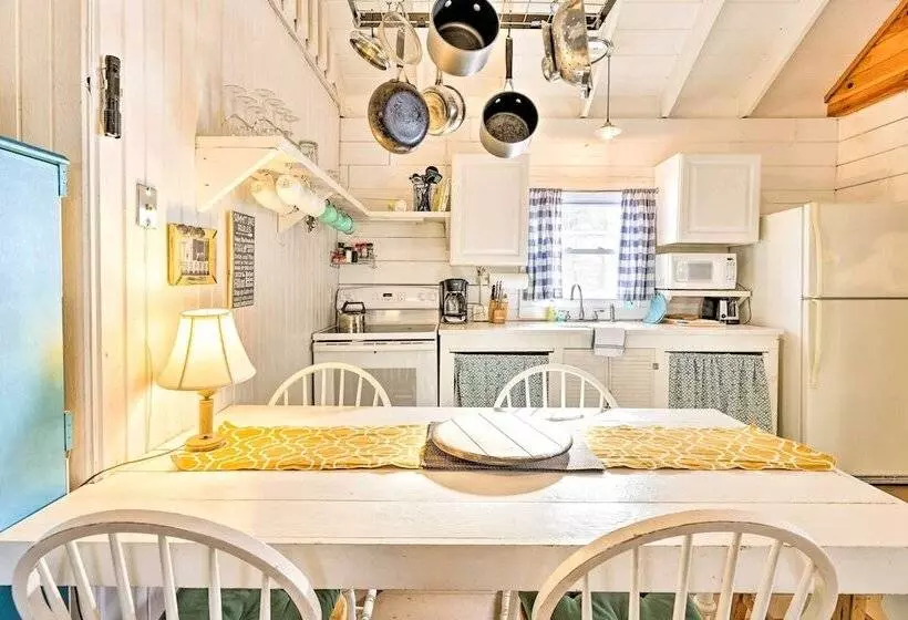 Private Lake Access & Canoes: Pennsylvania Cottage