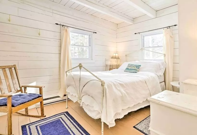 Private Lake Access & Canoes: Pennsylvania Cottage