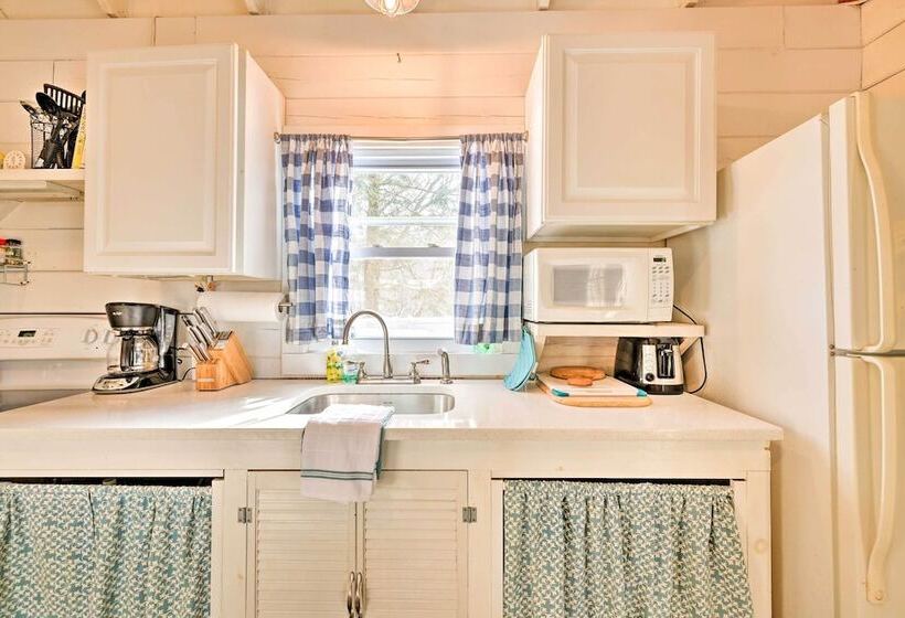 Private Lake Access & Canoes: Pennsylvania Cottage