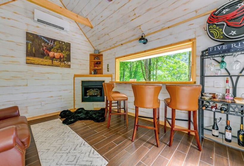 Pet Friendly Home W/ Deck + Mountain Views!