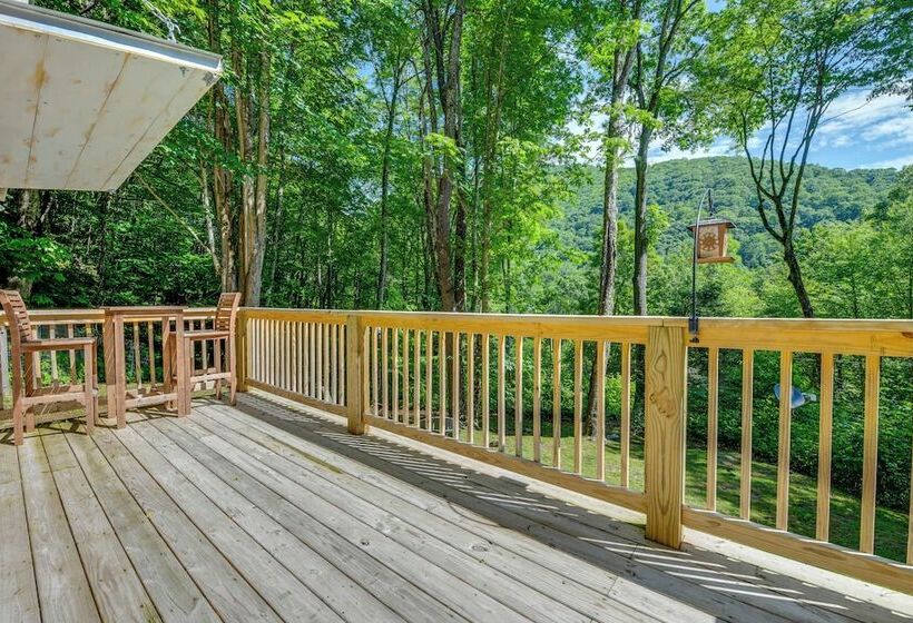 Pet Friendly Home W/ Deck + Mountain Views!