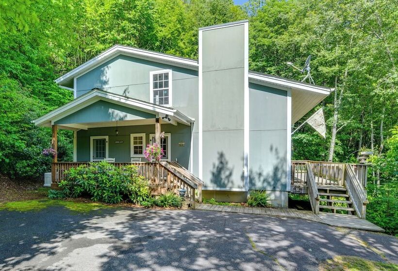 Pet Friendly Home W/ Deck + Mountain Views!