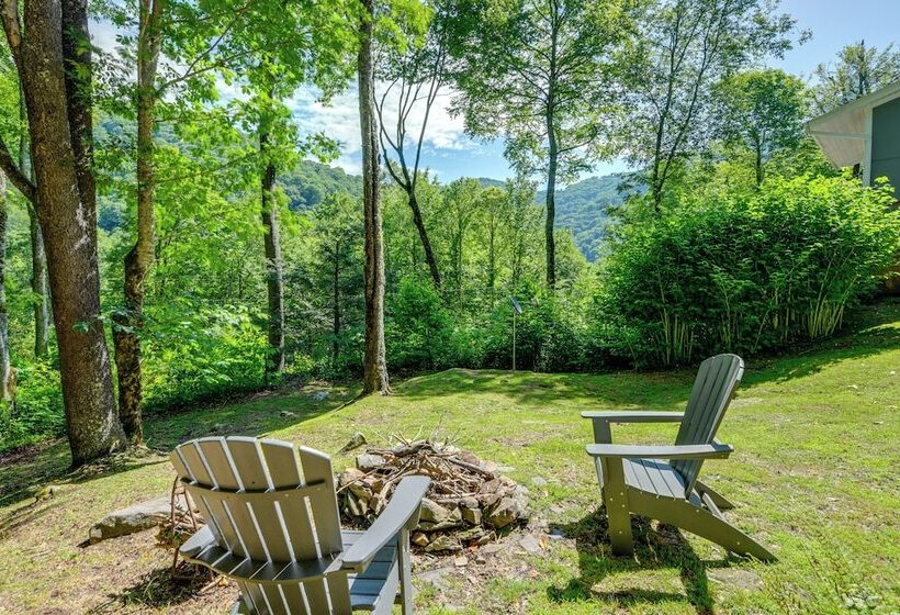 Pet Friendly Home W/ Deck + Mountain Views!