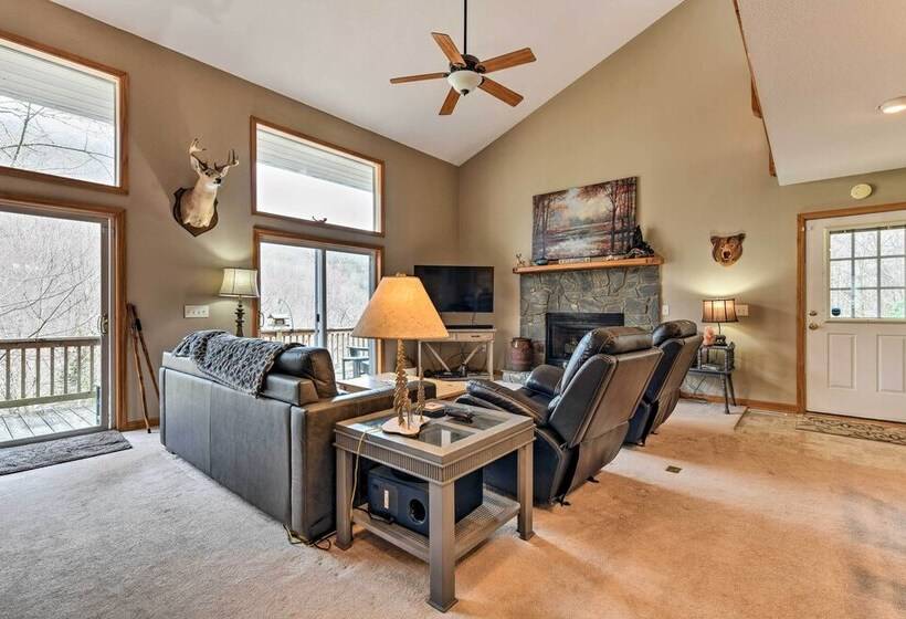 Pet Friendly Home W/ Deck + Mountain Views!