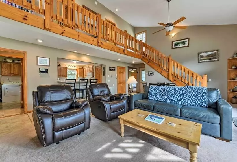 Pet Friendly Home W/ Deck + Mountain Views!