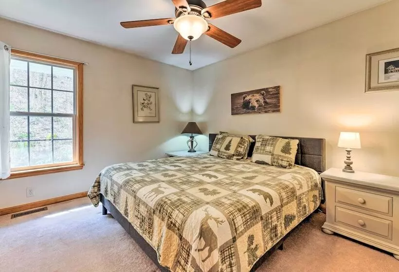 Pet Friendly Home W/ Deck + Mountain Views!