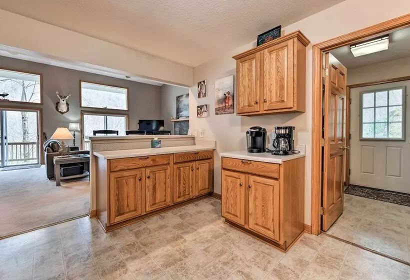 Pet Friendly Home W/ Deck + Mountain Views!