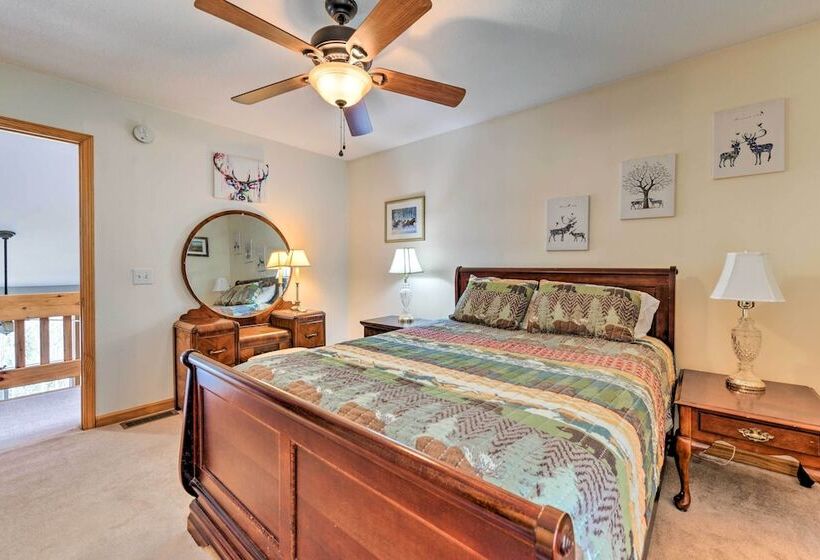 Pet Friendly Home W/ Deck + Mountain Views!