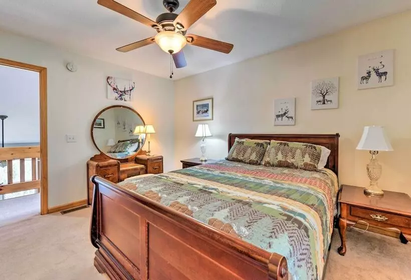 Pet Friendly Home W/ Deck + Mountain Views!