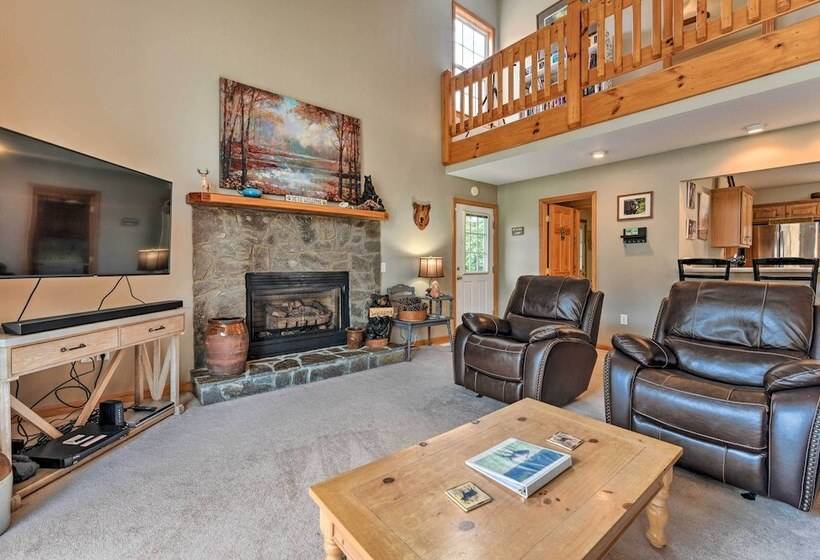 Pet Friendly Home W/ Deck + Mountain Views!