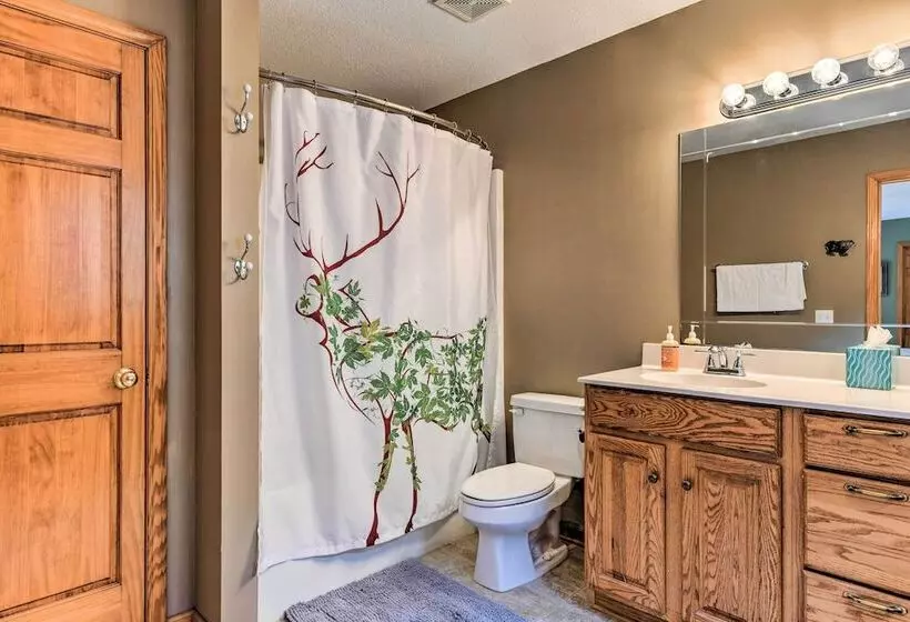 Pet Friendly Home W/ Deck + Mountain Views!