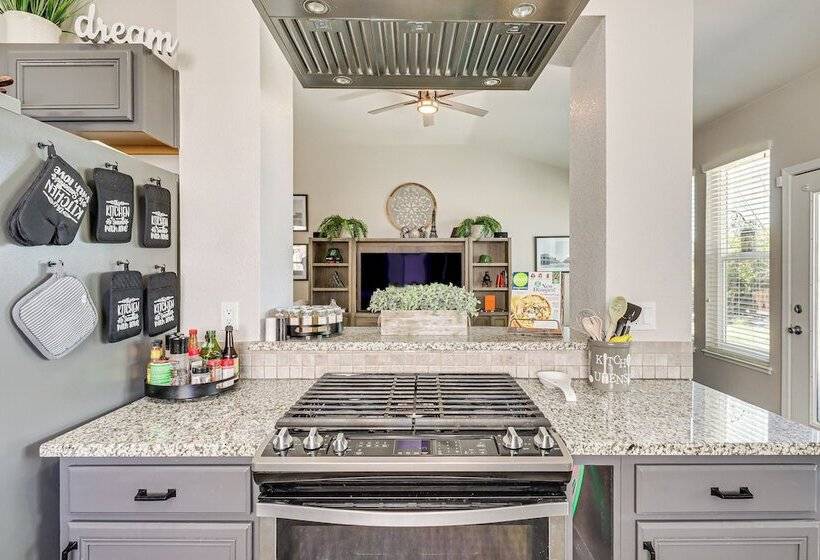 8 Mi To Dtwn Reno: Sparks Escape W/ Fenced Yard