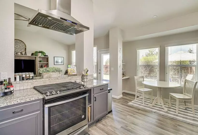 8 Mi To Dtwn Reno: Sparks Escape W/ Fenced Yard