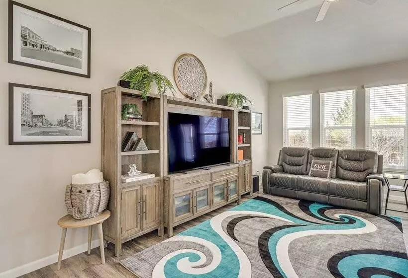 8 Mi To Dtwn Reno: Sparks Escape W/ Fenced Yard