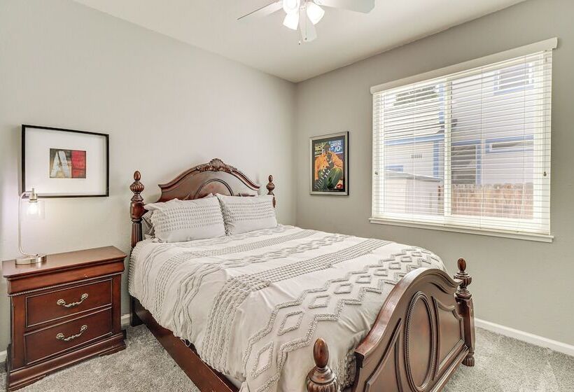 8 Mi To Dtwn Reno: Sparks Escape W/ Fenced Yard