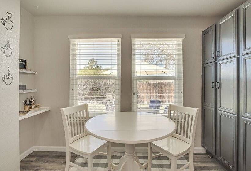 8 Mi To Dtwn Reno: Sparks Escape W/ Fenced Yard