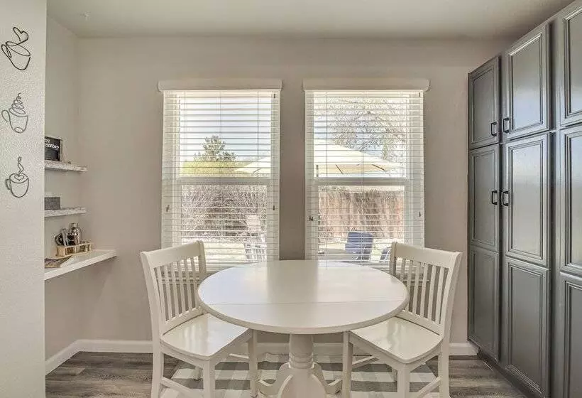 8 Mi To Dtwn Reno: Sparks Escape W/ Fenced Yard