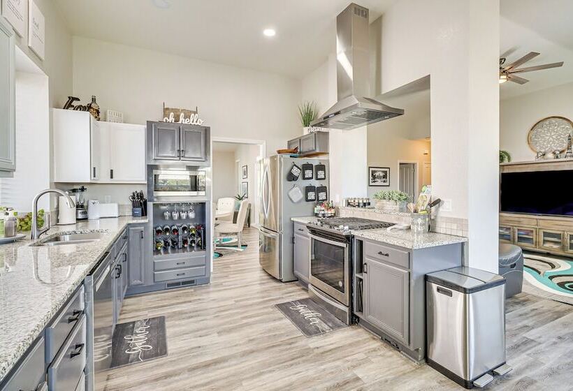 8 Mi To Dtwn Reno: Sparks Escape W/ Fenced Yard