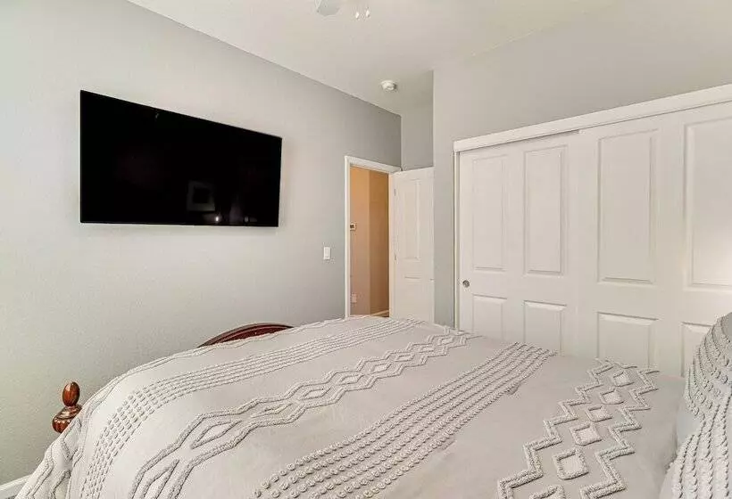 8 Mi To Dtwn Reno: Sparks Escape W/ Fenced Yard