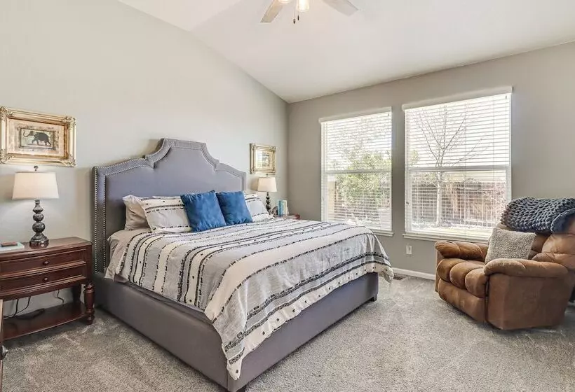 8 Mi To Dtwn Reno: Sparks Escape W/ Fenced Yard