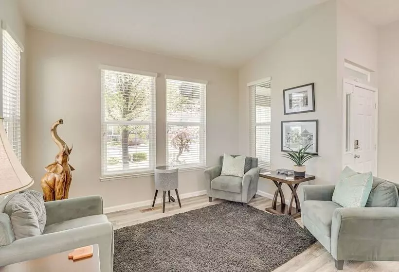 8 Mi To Dtwn Reno: Sparks Escape W/ Fenced Yard