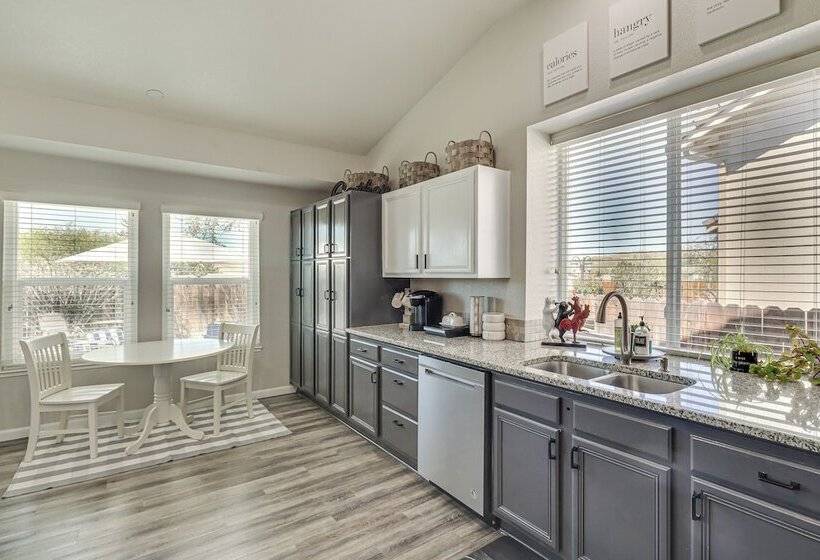 8 Mi To Dtwn Reno: Sparks Escape W/ Fenced Yard