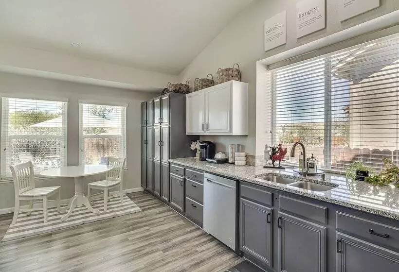 8 Mi To Dtwn Reno: Sparks Escape W/ Fenced Yard