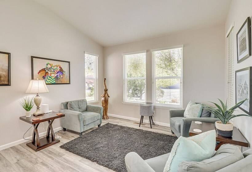 8 Mi To Dtwn Reno: Sparks Escape W/ Fenced Yard