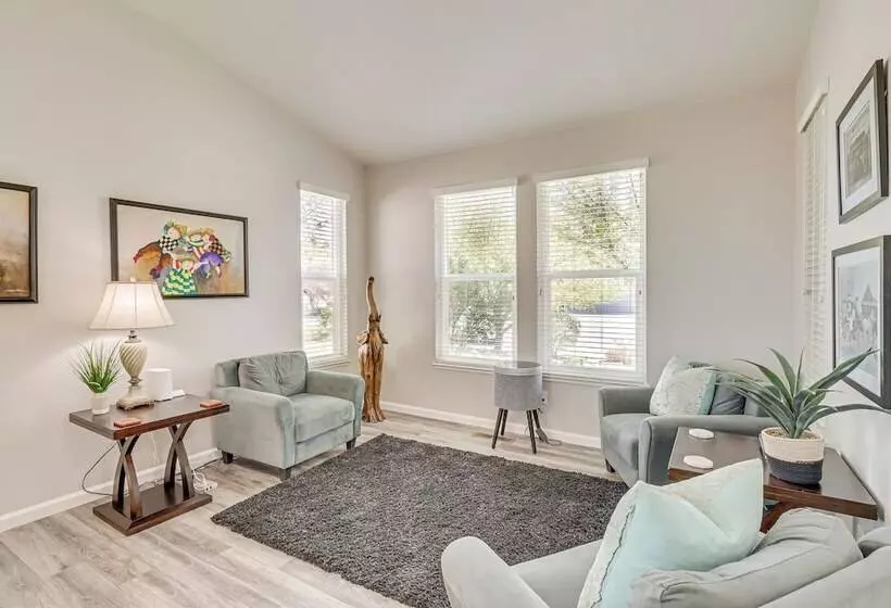 8 Mi To Dtwn Reno: Sparks Escape W/ Fenced Yard