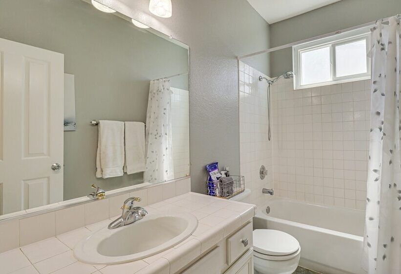 8 Mi To Dtwn Reno: Sparks Escape W/ Fenced Yard