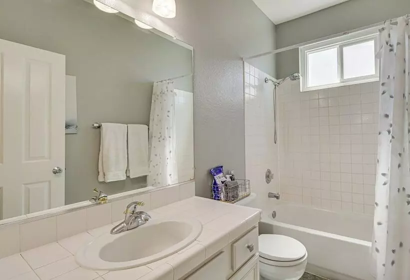 8 Mi To Dtwn Reno: Sparks Escape W/ Fenced Yard