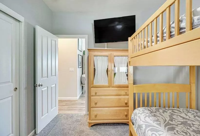 8 Mi To Dtwn Reno: Sparks Escape W/ Fenced Yard