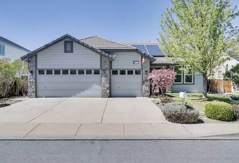 8 Mi To Dtwn Reno: Sparks Escape W/ Fenced Yard