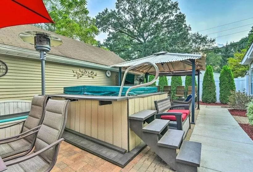 Pet Friendly Taylor Home W/ Backyard Oasis!