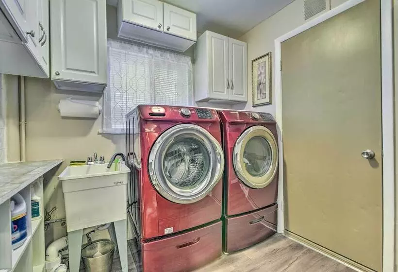 Pet Friendly Taylor Home W/ Backyard Oasis!