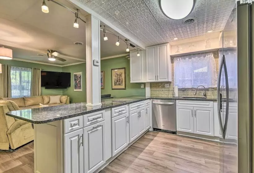 Pet Friendly Taylor Home W/ Backyard Oasis!