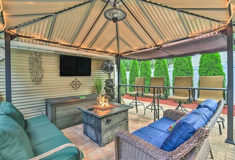Pet Friendly Taylor Home W/ Backyard Oasis!