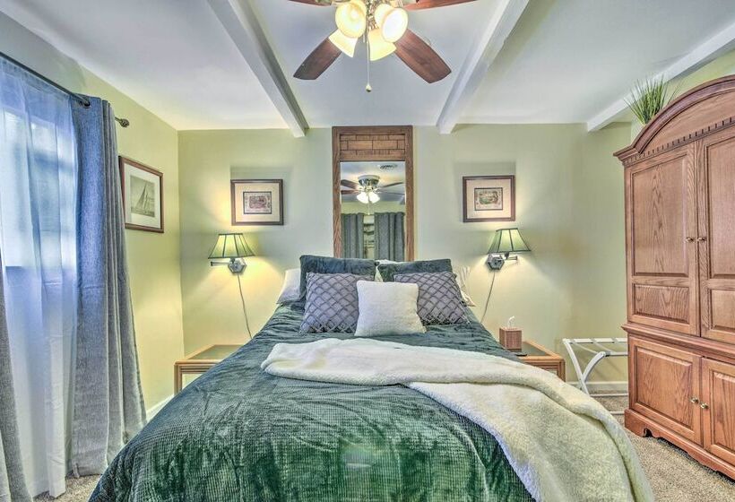 Pet Friendly Taylor Home W/ Backyard Oasis!